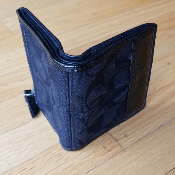 Coach Signature Wallet - Picture 4 of 5